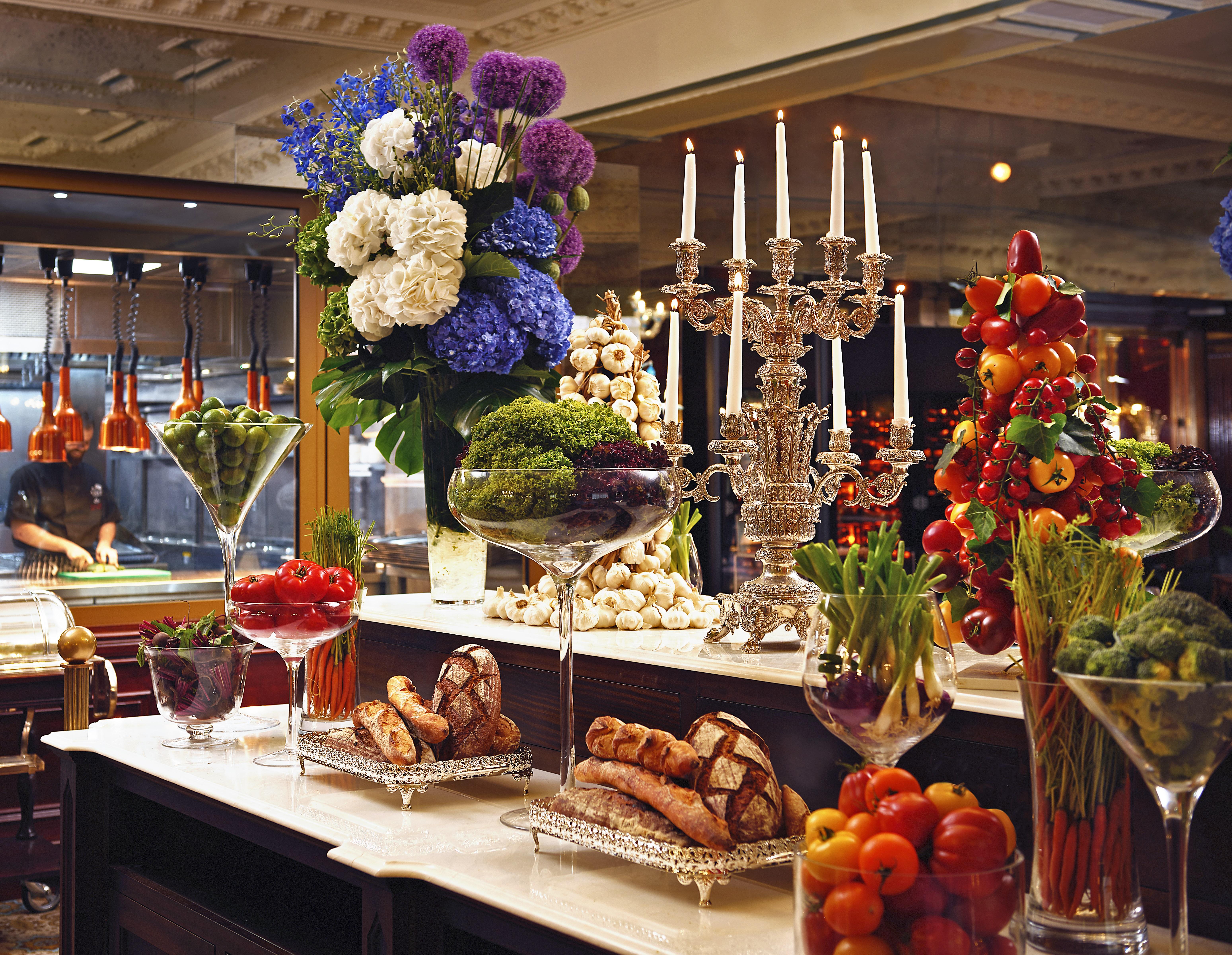 Rubens At The Palace London Bagian luar foto A buffet at a restaurant
