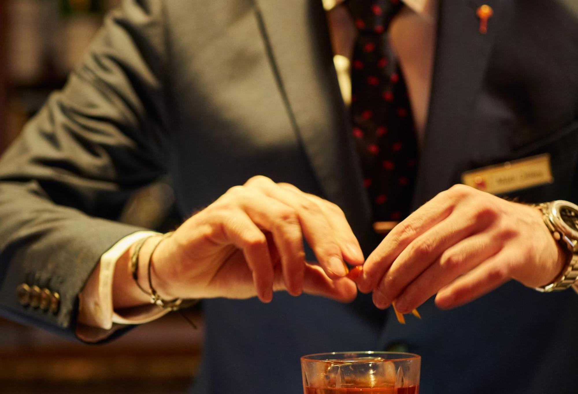 Rubens At The Palace London Bagian luar foto A bartender at work